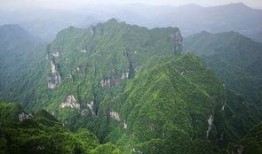 天门山吃瓜,游客尽享夏日清凉