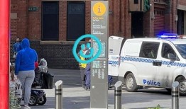 外卖小哥现场吃瓜