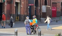 外卖小哥现场吃瓜