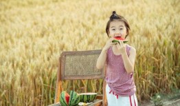 夏日吃瓜扇子怎么拍照,打造清凉夏日风摄影作品