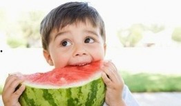 小孩吃瓜简笔画,小孩吃瓜简笔画描绘夏日欢乐时光