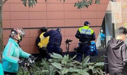 外卖小哥现场吃瓜