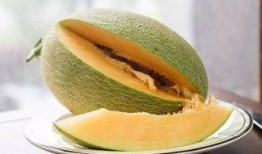 吃哈密瓜 喉咙过敏,揭秘过敏源与应对策略