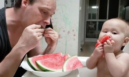 国外吃瓜小孩,国外小孩的趣味生活一瞥