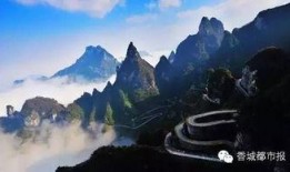 天门山吃瓜,游客尽享夏日清凉