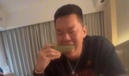 吃瓜搞笑的视频,笑出腹肌的瞬间